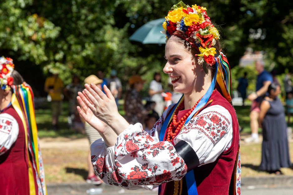 Начните с простого: «Я рядом. Что сейчас легче — тишина, стакан воды, просто посидеть вместе?» Это не про решение пробле
